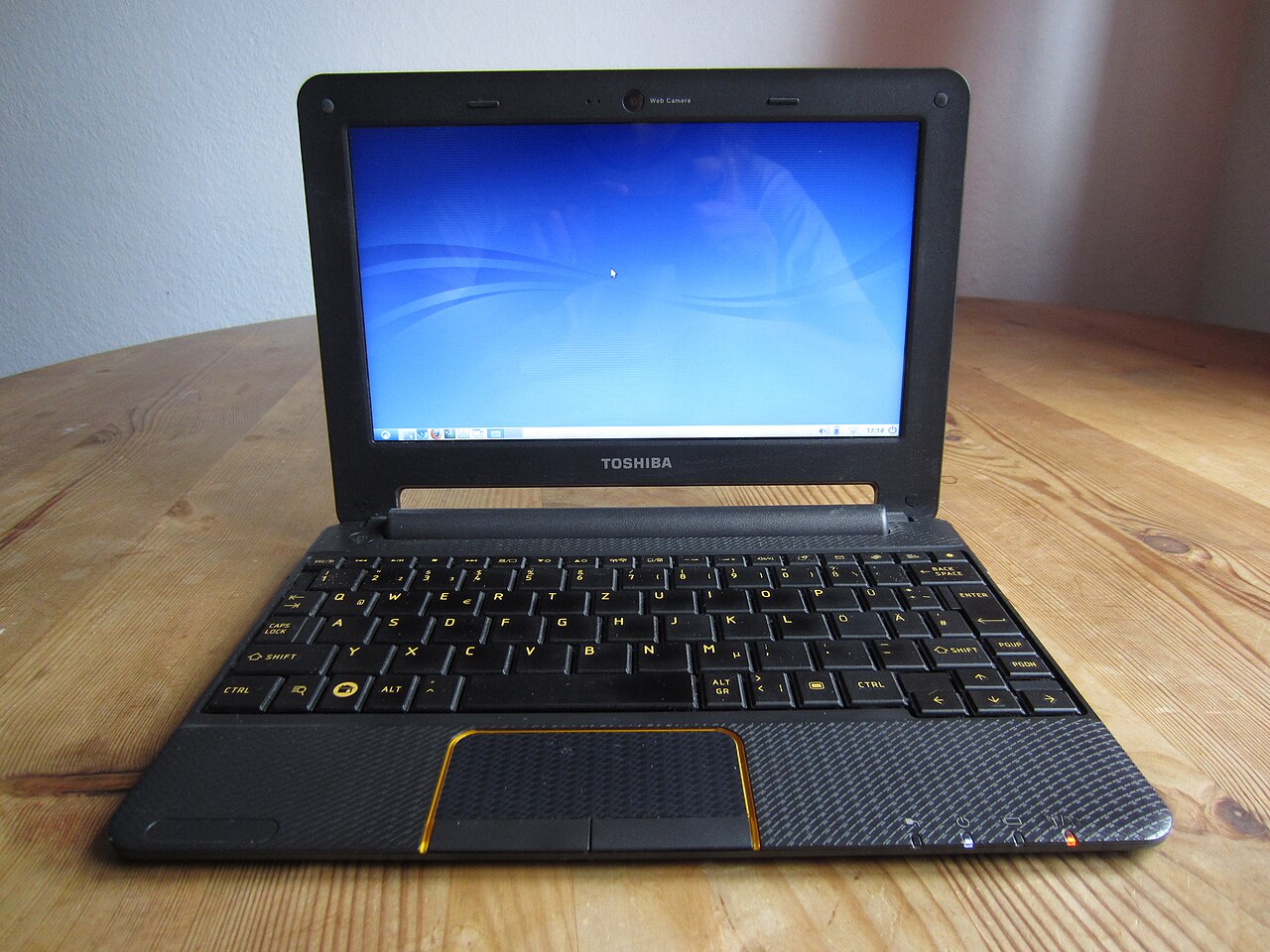 Un mini-ordinateur portable fait tourner un bureau Linux